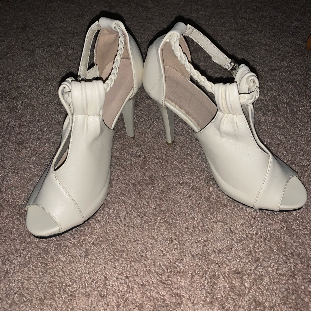 Cream/off white heel.